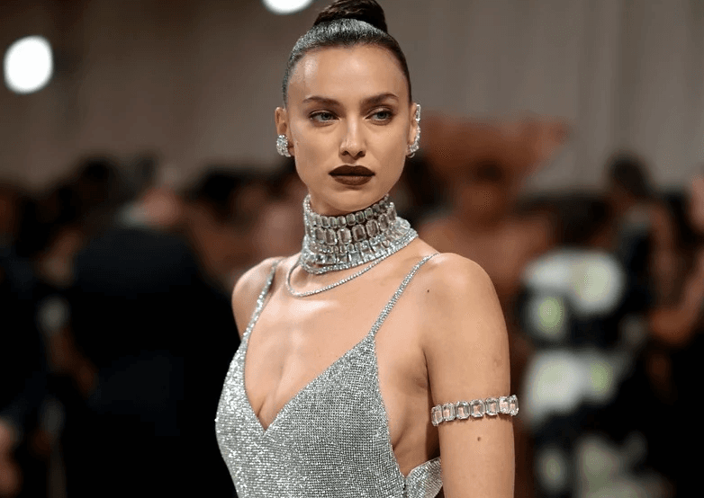 Fustani i Irina Shayk për Met Gala ishte i përbërë nga 84 mijë kristale Swarovski