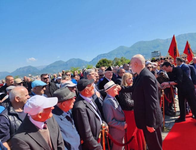 Dita e Dëshmorëve të Kombit në Shqipëri, Rama bën homazhe te “Varrezat e Dëshmorëve”