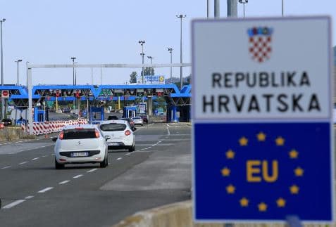 Kufiri Serbi - Kroaci: Gjenden cigare pa banderola në autobusin nga Kosova, ndalohen shoferi dhe kondukteri