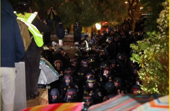 Policia po përpiqet të rihyjë në kampusin e Universitetit të Kalifornisë
