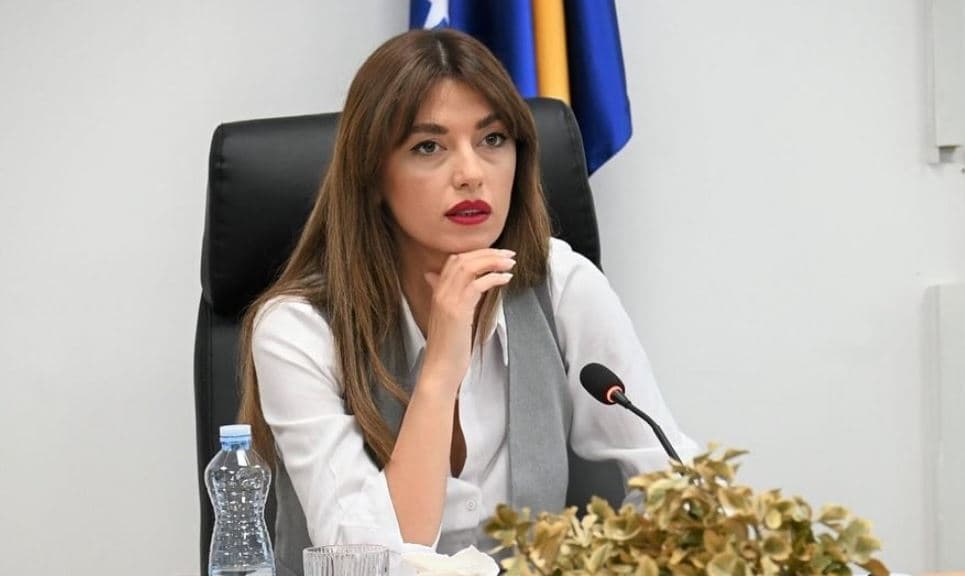 Albulena Haxhiu po intervistohet nga Prokuroria Speciale