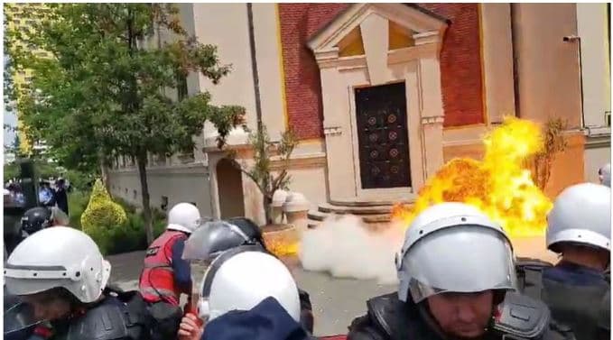 Molotov dhe vezë para Bashkisë, protestuesit kërkojnë dorëheqjen e Veliajt