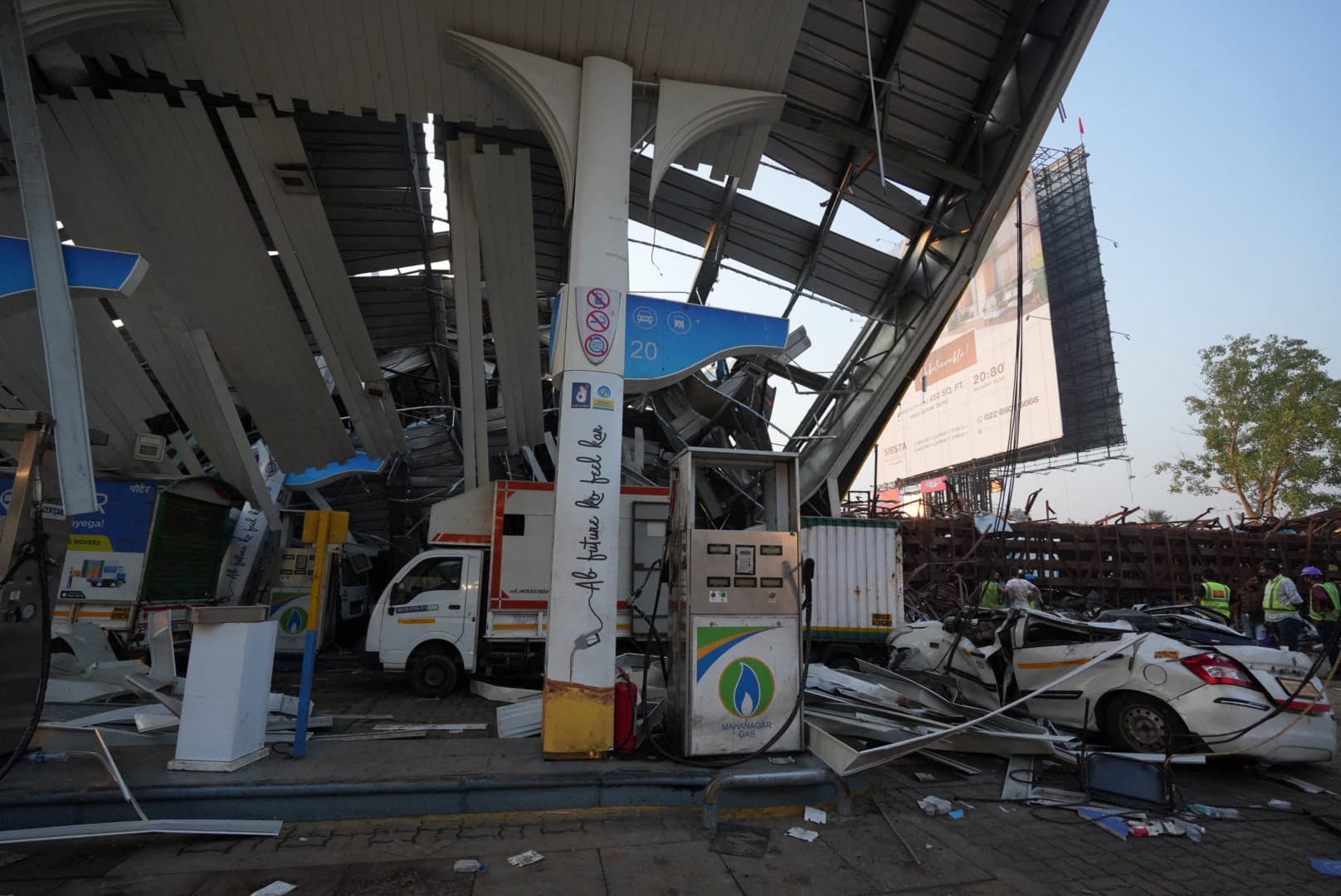 Të paktën 14 të vdekur pas shembjes së billbordit në Mumbai gjatë stuhisë