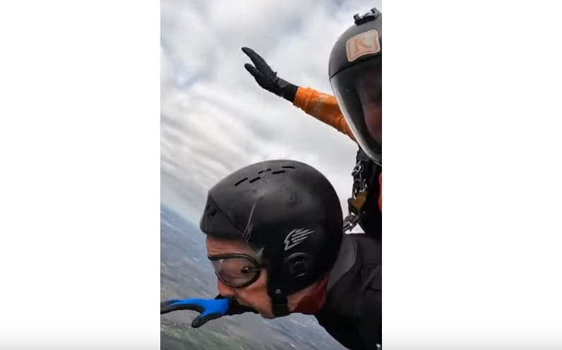 106-vjeçari bëhet parashutisti më i vjetër në botë (VIDEO)