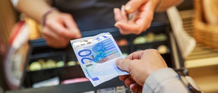 Këmbimi valutor, euro bie nën 100 lekë