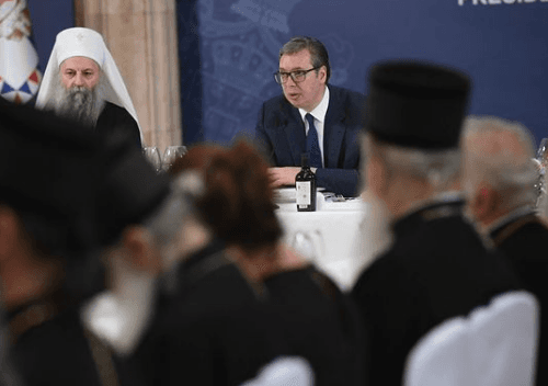 Vuçiq takon Porfirijen, patriarkun serb që iu ndalua hyrja në Kosovë
