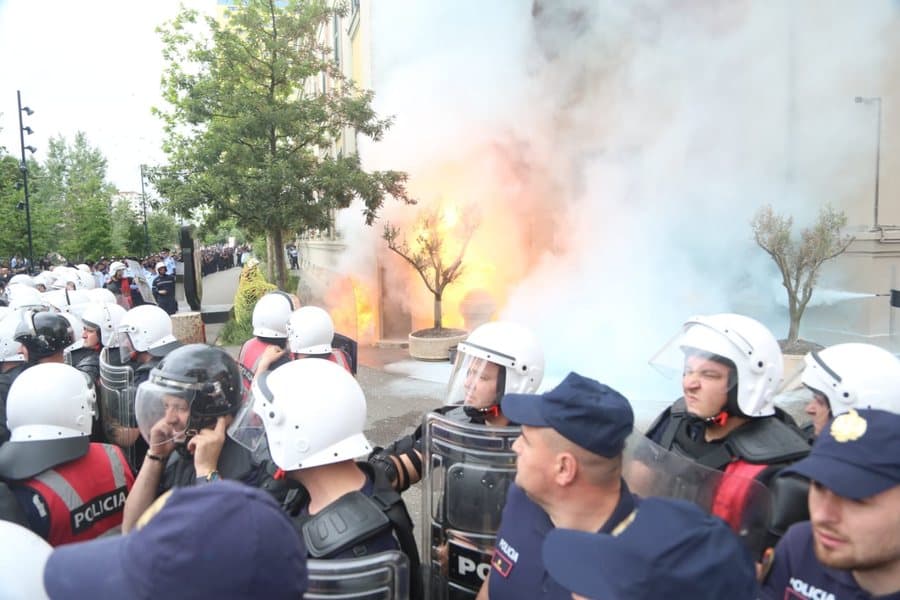 Mbyllet protesta e radhës para Bashkisë së Tiranës u përdor edhe molotov