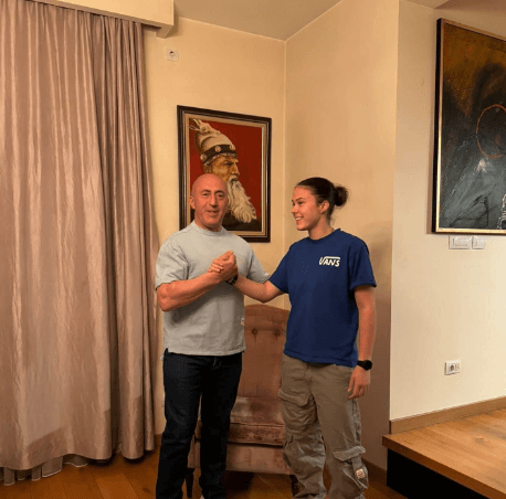 Ramushi e uron vajzën në ditëlindjen e saj të 18-të