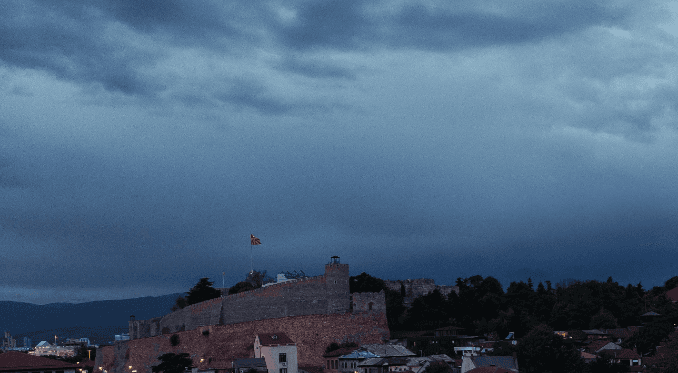 Vrasje e dyfishtë në Shkup, dyshohet se një burrë ka vrarë vëllain dhe kunatën