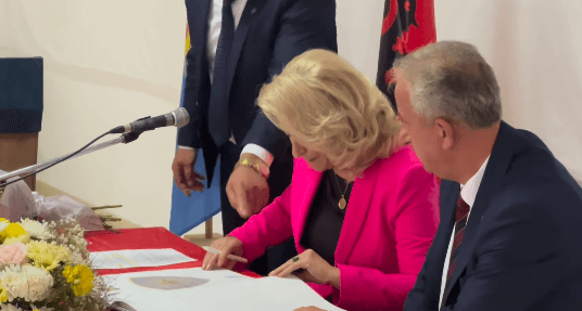 Shkurte Fejza merr titullin "Qytetare Nderi" e Komunës së Suharekës (VIDEO)