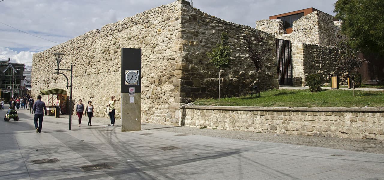 Vushtrria shënon Ditën e Çlirimit me homazhe, marsh dhe akademi solemne