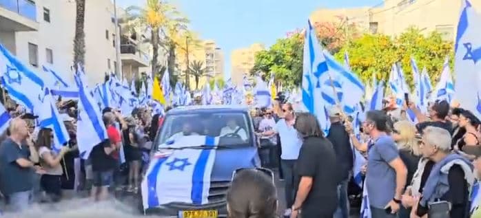 Tel Aviv: Mijëra protestues kërkojnë kthimin e pengjeve, gjatë funeralit të njërit prej tyre