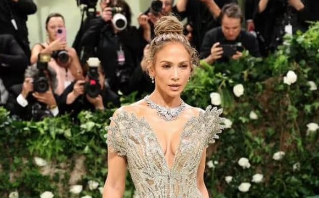 Jennifer Lopez merr kritika të shumta për paraqitjen në Met Gala
