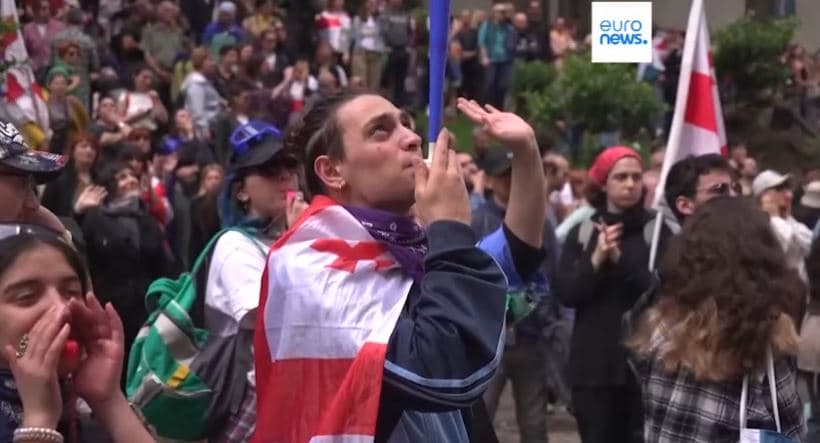 Shpresat e Gjeorgjisë për BE zbehen, ndërsa parlamenti do të miratojë 'ligjin rus' për agjentët e huaj