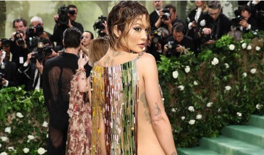 Rita Ora me paraqitje ikonike në Met Gala