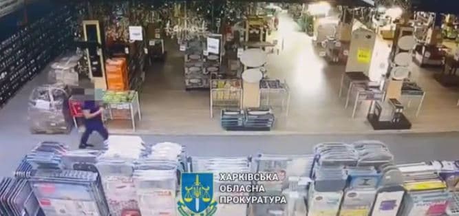 Momenti kur rusët bombardojnë një dyqan në Kharkiv