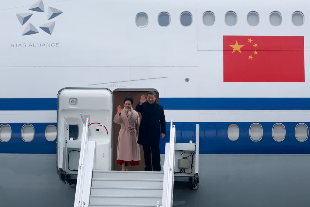 Presidenti kinez mbërrin në Serbi në 25-vjetorin e bombardimit të NATO-s ndaj Ambasadës Kineze