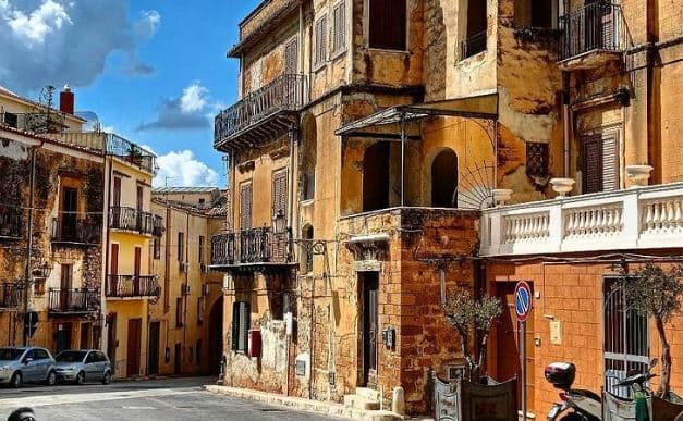 Rikthehen shtëpitë e lira në Itali, një pronë në Siçili mund ta blini për vetëm 3 €