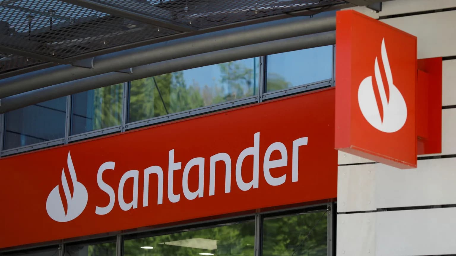 Hakohet stafi i Santander-it dhe 30 milionë klientë