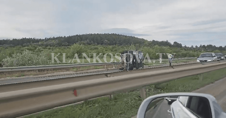 Aksident mes tre veturave në Sllatinë, njëra rrokulliset