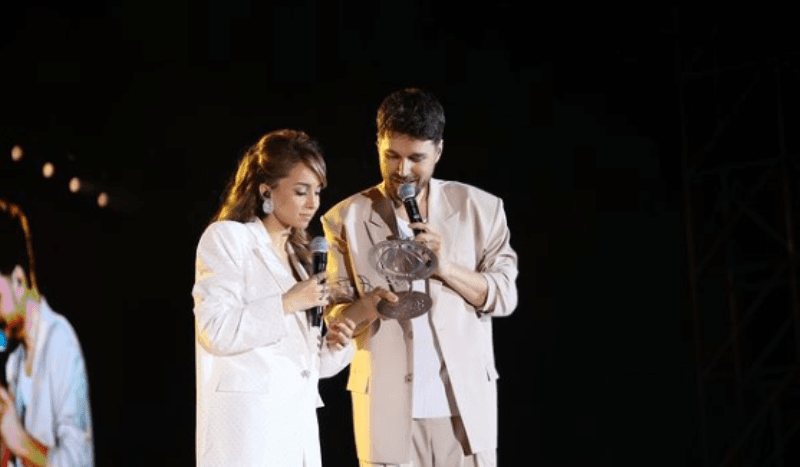 Alban Skenderaj publikon disa nga momentet me të veçanta të koncertit të tij