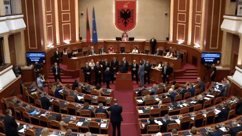 Opozita shqiptare kërkon futjen e Berishës në grupin parlamentar, Nikolla përjashton Nokën pas debateve