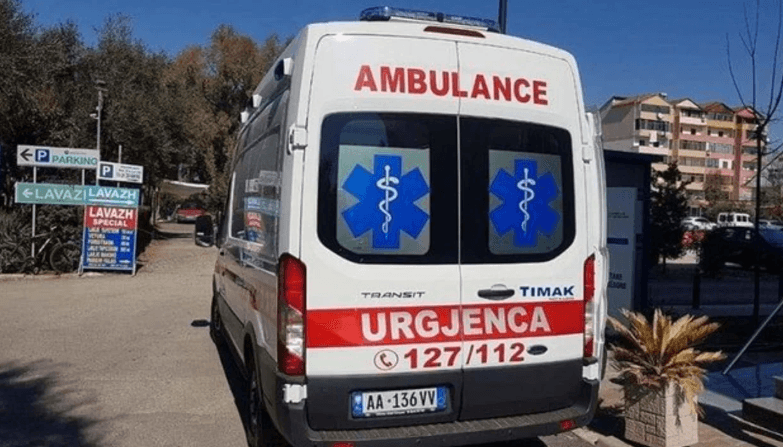 Shqipëri: Vetura e përplas 11-vjeçaren e cila ishte duke ecur