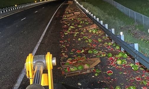 Kamioni mbulon autostradën me shalqinj të copëtuar (FOTO)