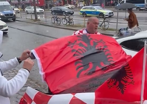 Tifozët kroatë e mbulojnë veturën e tyre me flamujt kuq e zi (VIDEO)