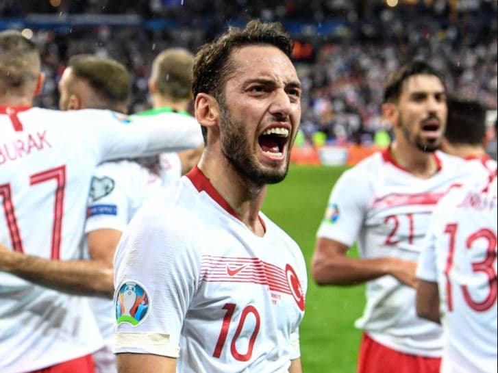 Çalhanoglu shpon portën çeke, Turqia në avantazh (VIDEO)