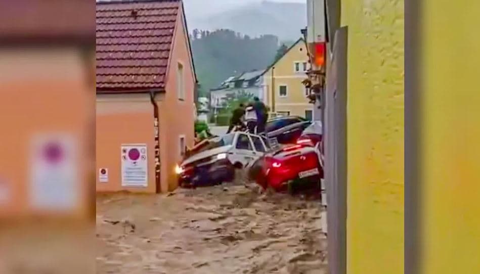 Shoferi i ekskavatorit humb jetën nga përmbytjet në Austri