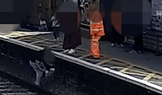 Momenti kur një trevjeçar shpëtohet nga shinat pak sekonda para se të kalonte treni (VIDEO)