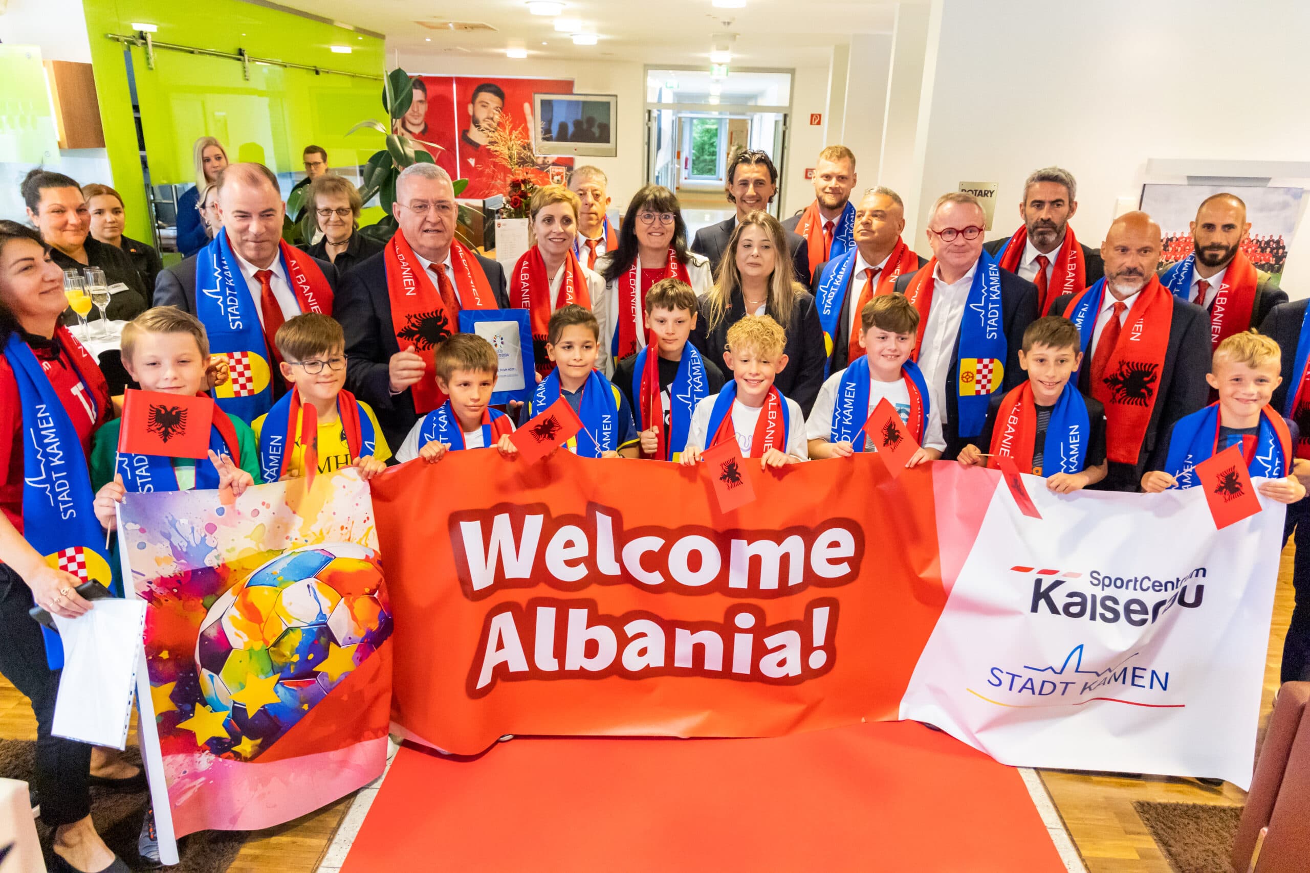 Kombëtarja shqiptare pritet me entuziazëm në Kaiserau nga tifozët kuqezinj
