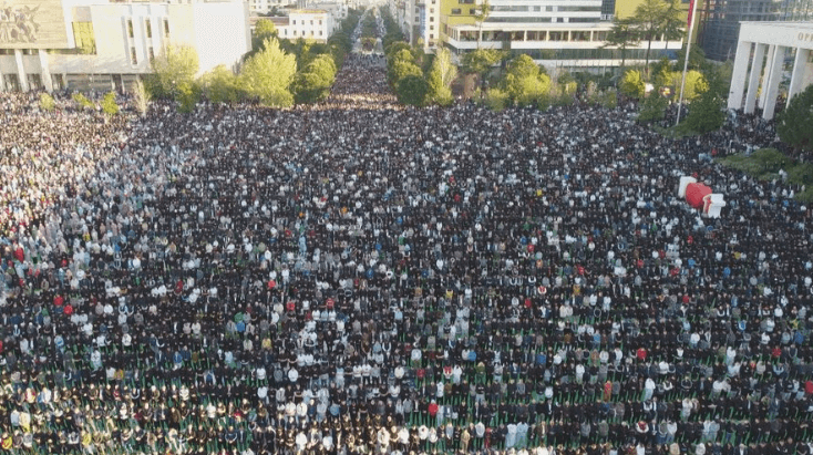 Tiranë: Kthimi i sheshit “Skënderbej” në "Fan Zone" zhvendos faljen e Kurban Bajramit