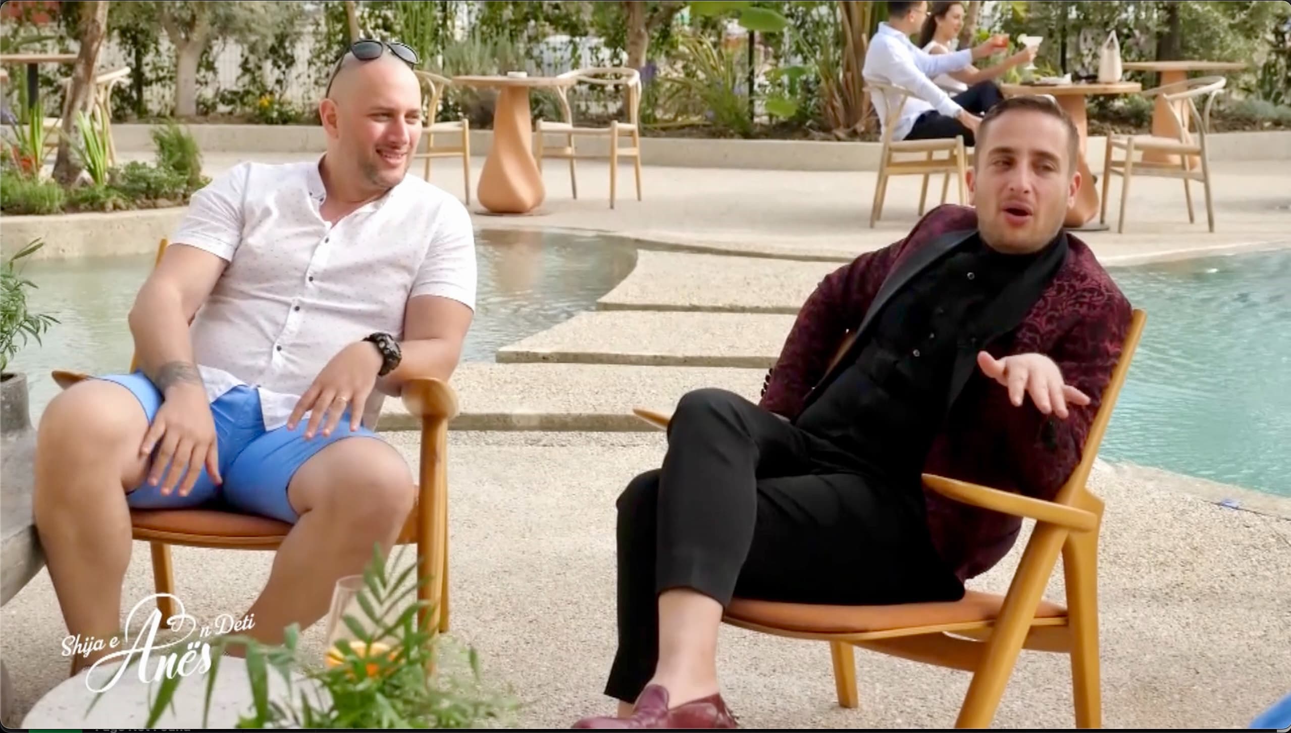 Florjani dhe Rezi imitojnë turistët e huaj në Shqipëri
