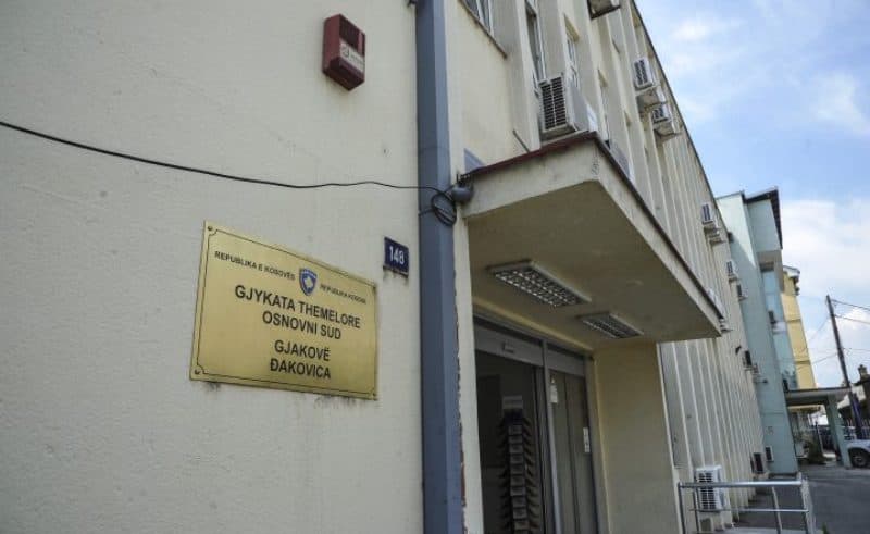 Një vit e tre muaj burgim burrit nga Gjakova që kanosi gruan e tij me armë