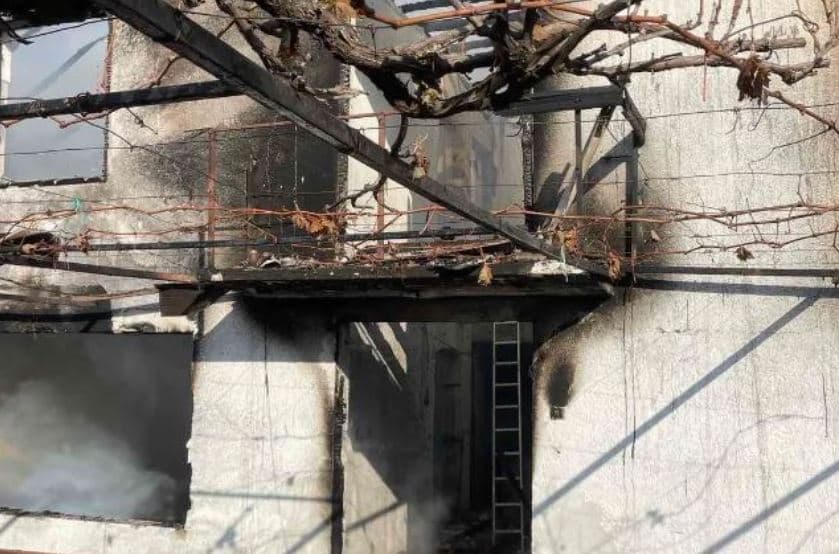 Korçë: Banesa iu përfshi nga flakët, vdes i moshuari nga plagët e marra