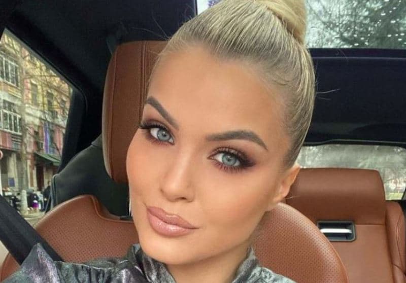 Afrona Dika ndan një “selfie” me ndjekësit e saj