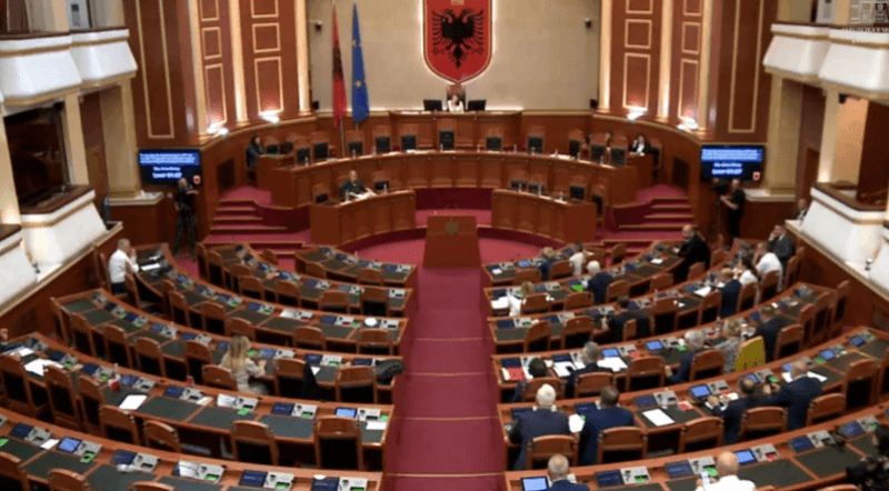 Opozita në Shqipëri rikthehet në Kuvend, kërkojnë largimin e Spiropalit