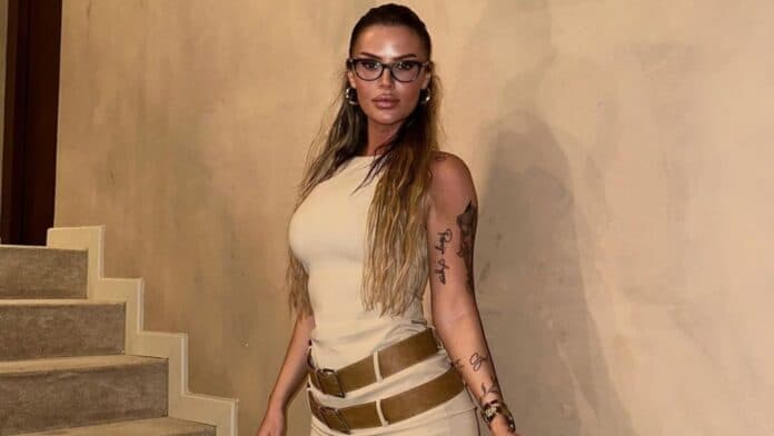 Santiana me poza atraktive para pasqyrës
