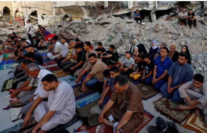 Palestinezët e falin namazin e Kurban Bajramit të rrethuar nga rrënojat