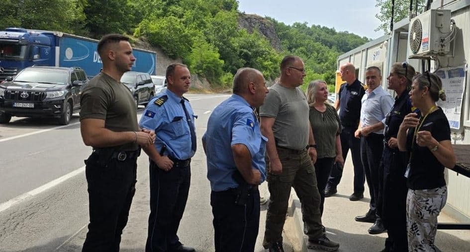 Drejtori i policisë viziton veriun, vendos lule tek vendi ku u vra Enver Zymberi