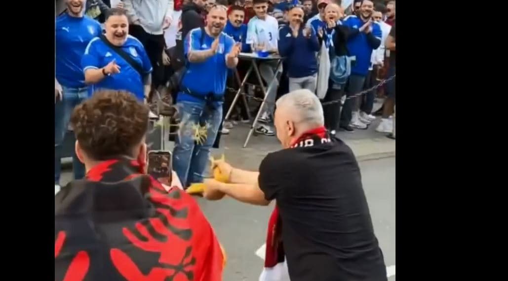 Pamje kur shqiptarët thyejnë shpagetat e italianëve