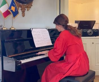 Ambasadorja e Kosovës i dedikon tributë Italisë në 78-vjetorin e Republikës