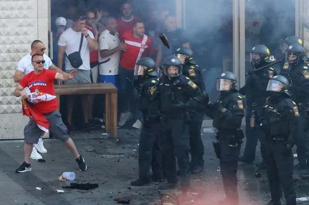 Huliganët serbë u përleshën me policinë gjermane para ndeshjes me Danimarkën