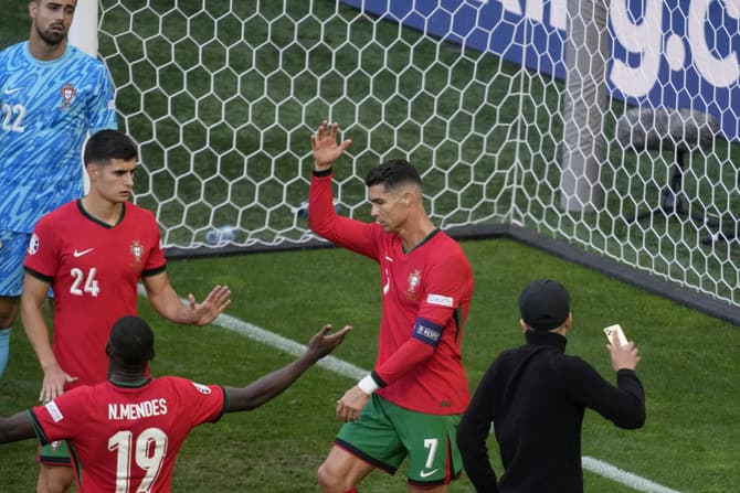 Katër tifozë dalin në fushë për selfie me Cristiano Ronaldon gjatë skenave kaotike në ndeshjen e Euro 2024