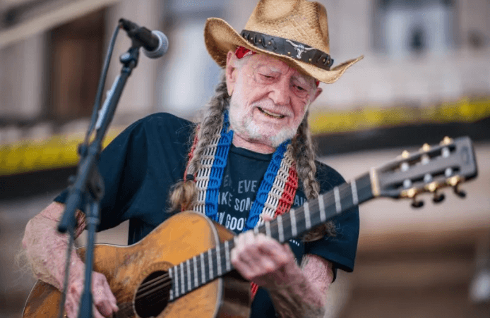 Willie Nelson humbet dy netët e para të turneut të ri për shkak të problemeve shëndetësore