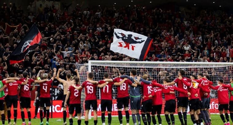 Ambasada e ShBA-së në Tiranë bën tifo për Shqipërinë