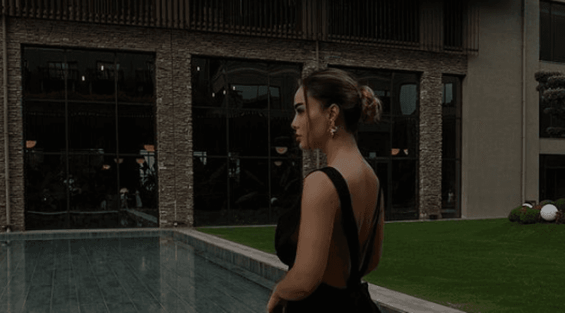 Xhensila Myrtezaj po shkelqen e veshur në të zeza