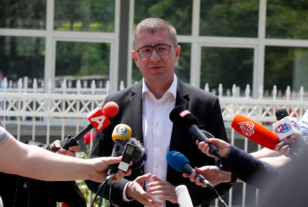 Maqedoni: Mickoski e dorëzoi propozimin për përbërjen e qeverisë së re – shqiptarët me 6 ministri